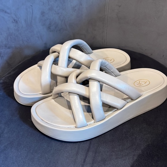 Ash puffy strap slides. Worn once inside. Size 9 - Picture 3 of 7